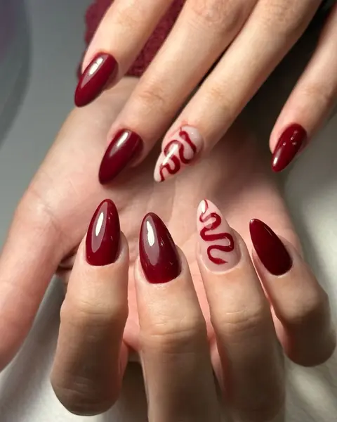 Bordo kalıcı oje ve kırmızı kıvrım desenli nail art
