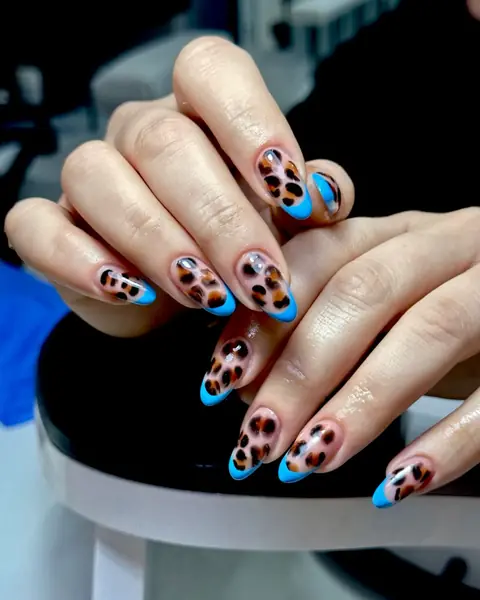 Leopar desenli, mavi french uçlu tırnak tasarımı