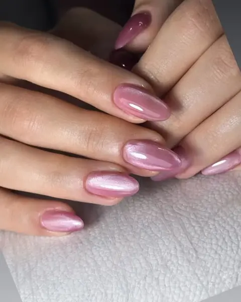 Pembe krom efektli badem tırnaklar