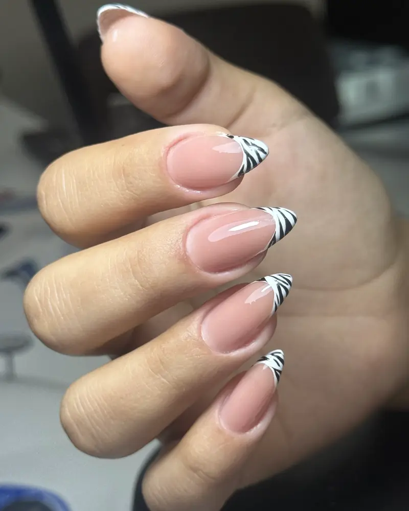 Badem formunda, uçları zebra desenli french protez tırnaklar