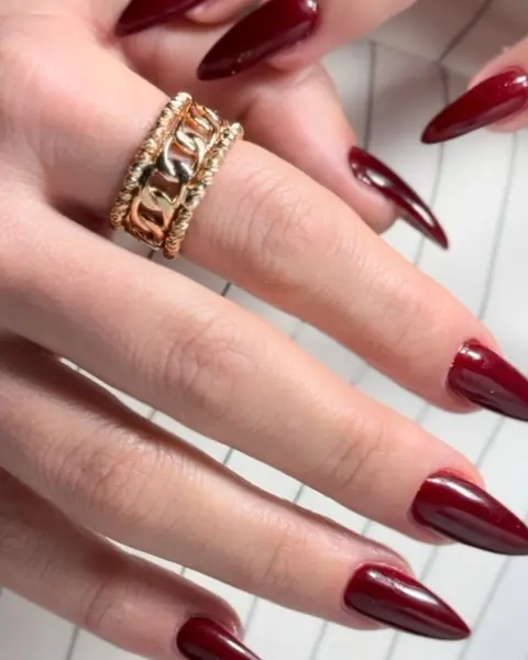 Altın yüzüklü elde bordo stiletto protez tırnaklar