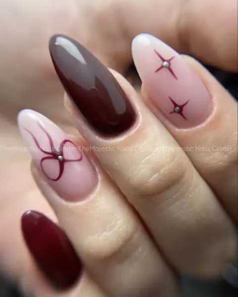 Bordo kalıcı oje ile nude zemin üzerine el çizimi desenli nail art tasarımı
