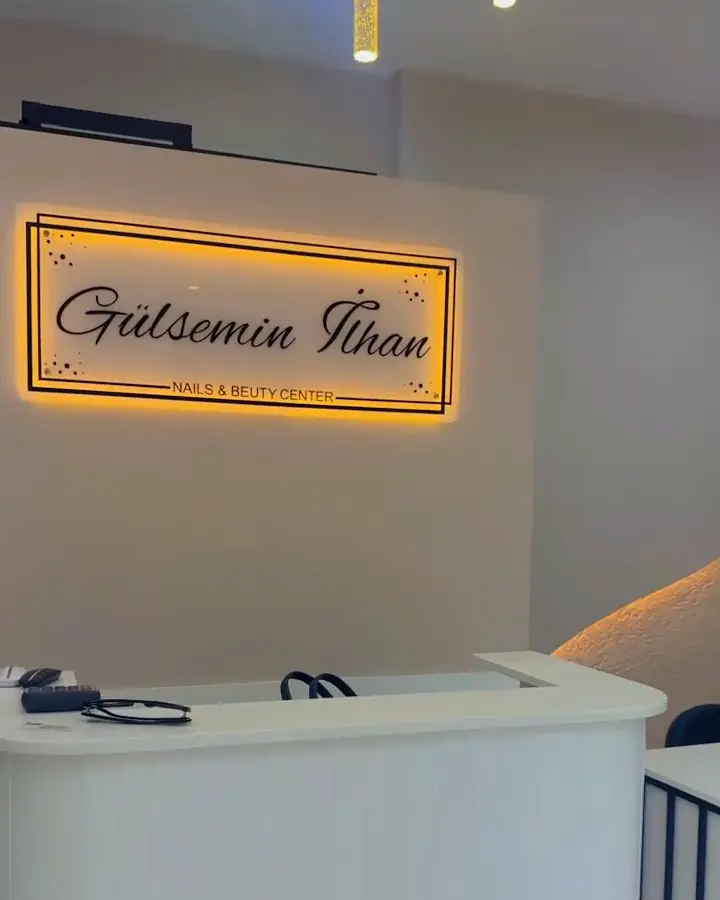The Majestic salonunun resepsiyonu ve ışıklı Gülsemin İlhan tabelası